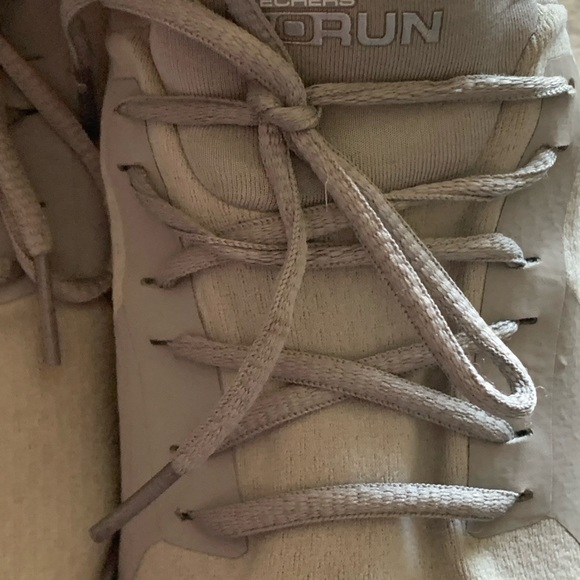 Skechers woman’s light gray Go Run runners style 14811 size 9 - Picture 12 of 12